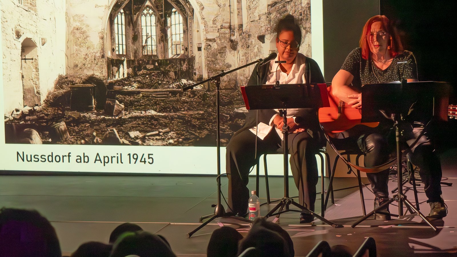 Mit Musik, Rede und einem Film wird im Theater in der Nussschale in Nussdorf an die letzten Kriegstage erinnert. Fotos: Friedrich Mit Musik, Rede und einem Film wird im Theater in der Nussschale in Nussdorf an die letzten Kriegstage erinnert. Fotos: Friedrich