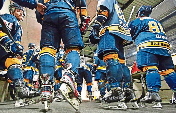 Die Rebels vor dem Gang aufs Spielfeld in der Eiswelt Waldau: Bei den Vorgängerclubs bevölkerten manchmal mehr als 2000 Fans die Ränge – heute wäre der SEC über 500 überglücklich. Foto: Baumann