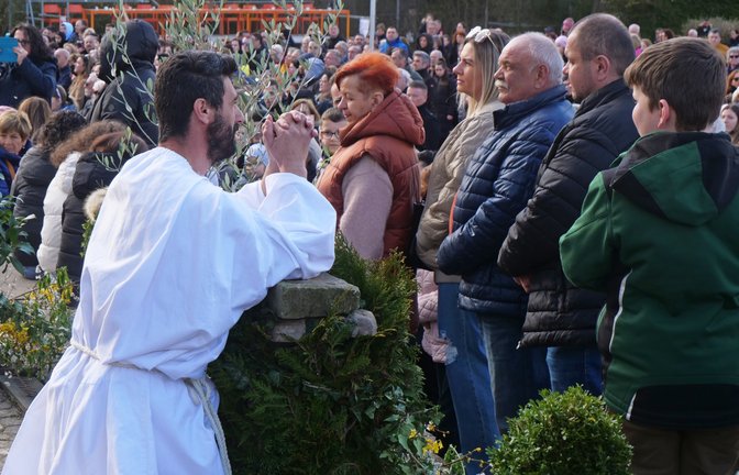 Giuseppe Bonsignore (links) übernimmt die Rolle des Jesus, der hier ins Gebet vertieft ist.