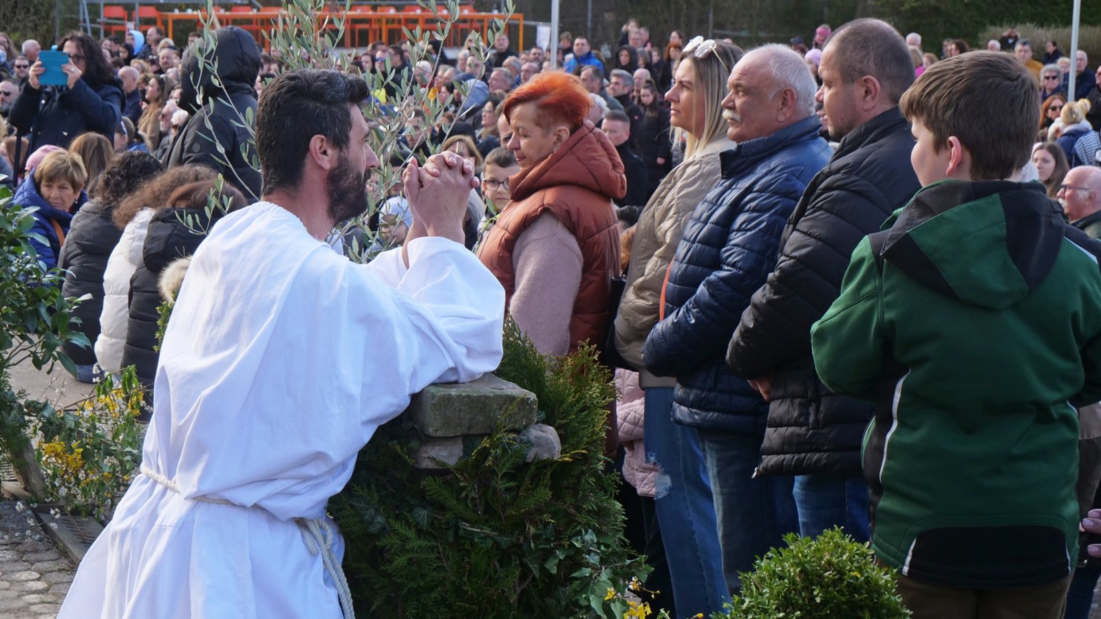 Giuseppe Bonsignore (links) übernimmt die Rolle des Jesus, der hier ins Gebet vertieft ist.