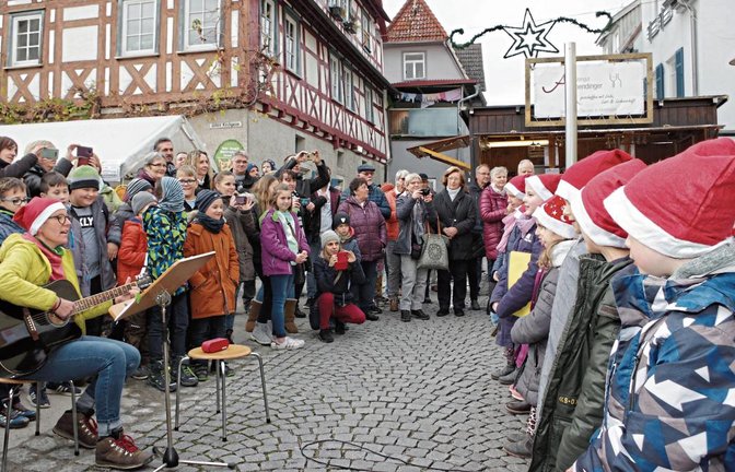 Sonja Thalheimer (links mit Gitarre) dirigierte den Chor der Horrheimer Grundschule.