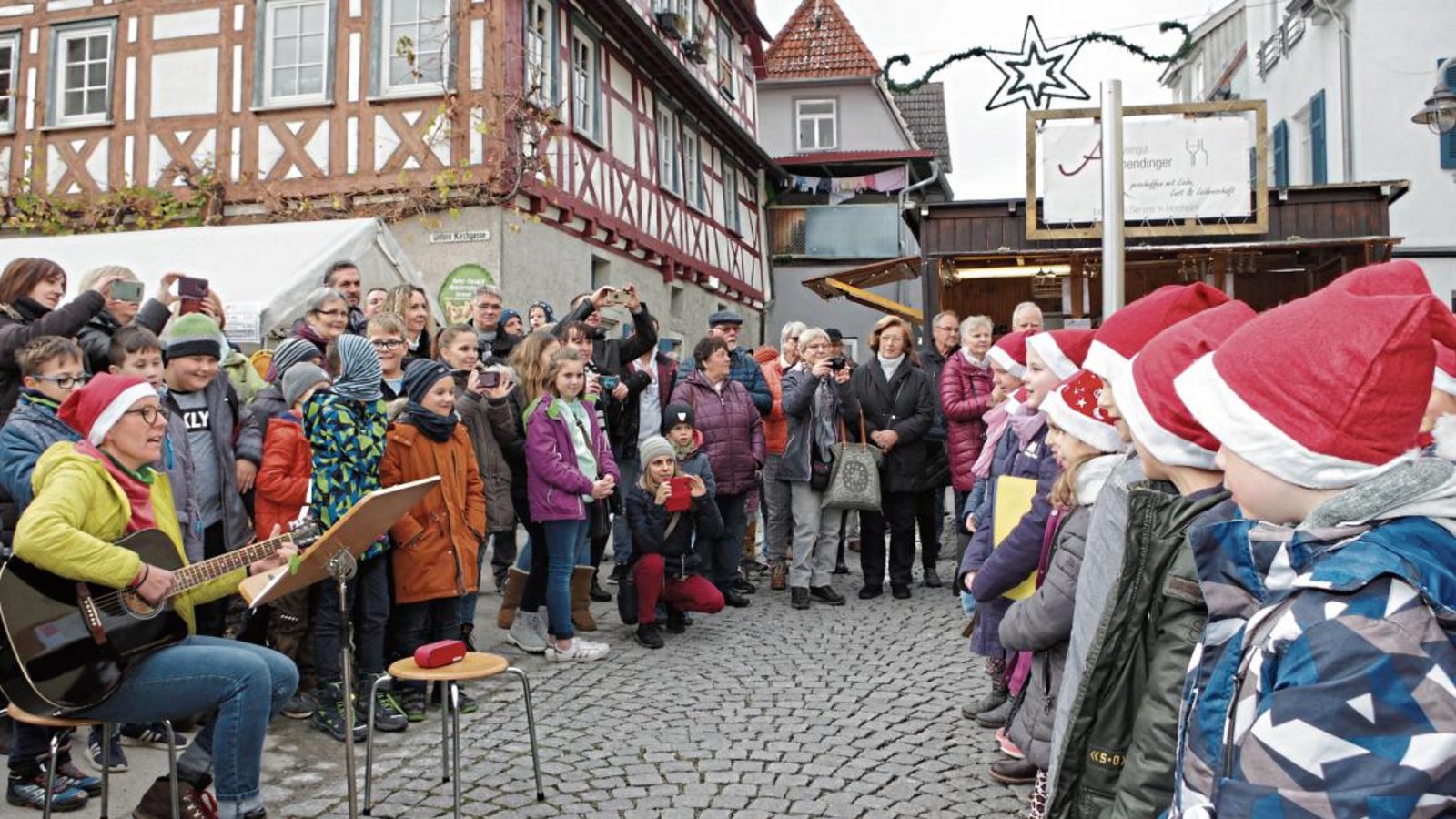 Sonja Thalheimer (links mit Gitarre) dirigierte den Chor der Horrheimer Grundschule. Sonja Thalheimer (links mit Gitarre) dirigierte den Chor der Horrheimer Grundschule.