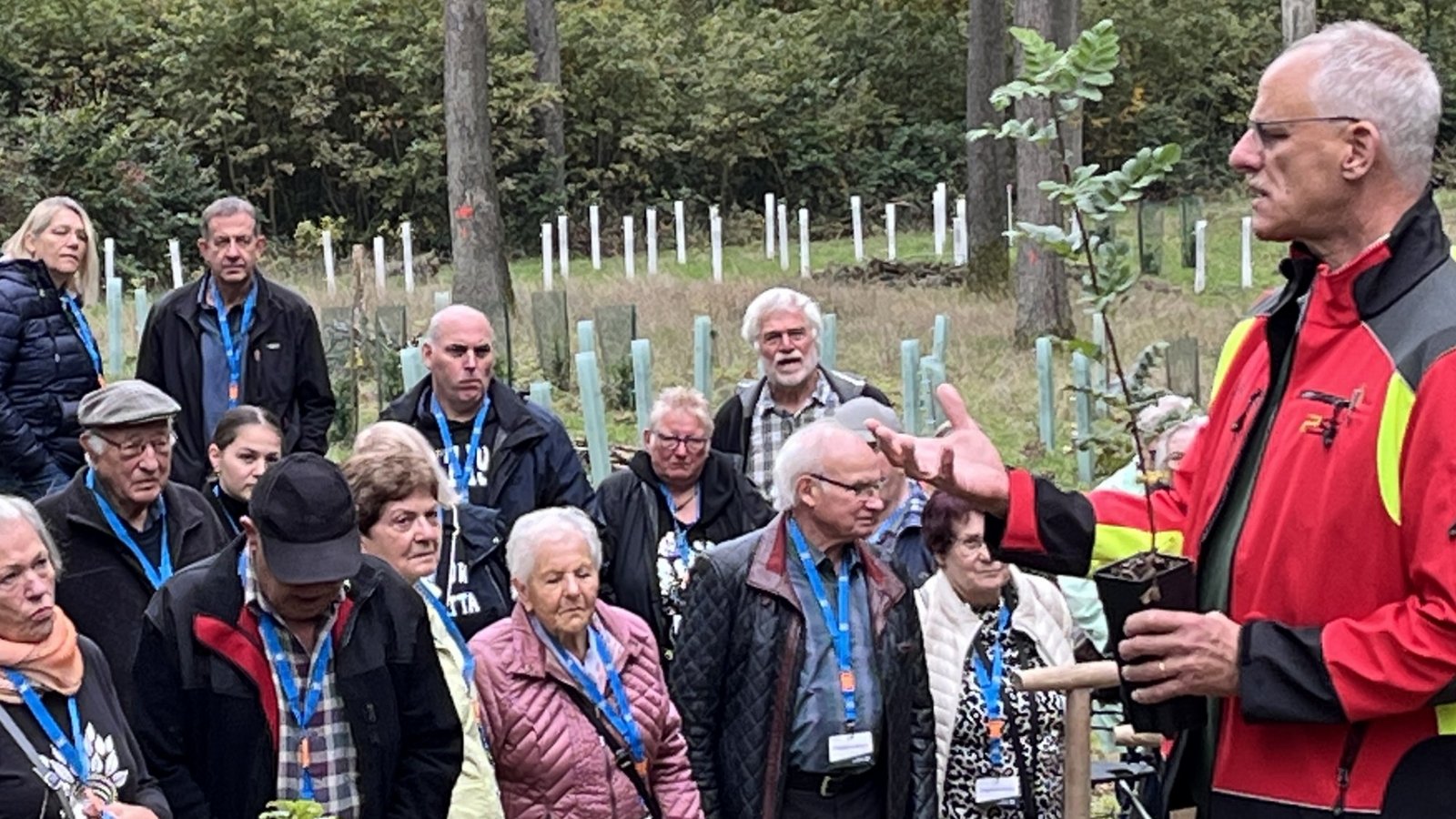 Revierförster Burkhard Böer erklärt die Baumarten der Setzlinge, welche die Mitglieder-Jubilare der VR-Bank Ludwigsburg im Bönnigheimer Wald pflanzen. Fotos: VR-Bank Ludwigsburg Revierförster Burkhard Böer erklärt die Baumarten der Setzlinge, welche die Mitglieder-Jubilare der VR-Bank Ludwigsburg im Bönnigheimer Wald pflanzen. Fotos: VR-Bank Ludwigsburg