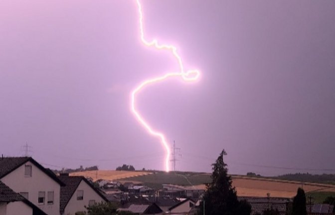 Diese sensationelle Aufnahme eines Blitzes gelang Maja-Sofie Schwerdtle vor einigen Tagen in Nussdorf.