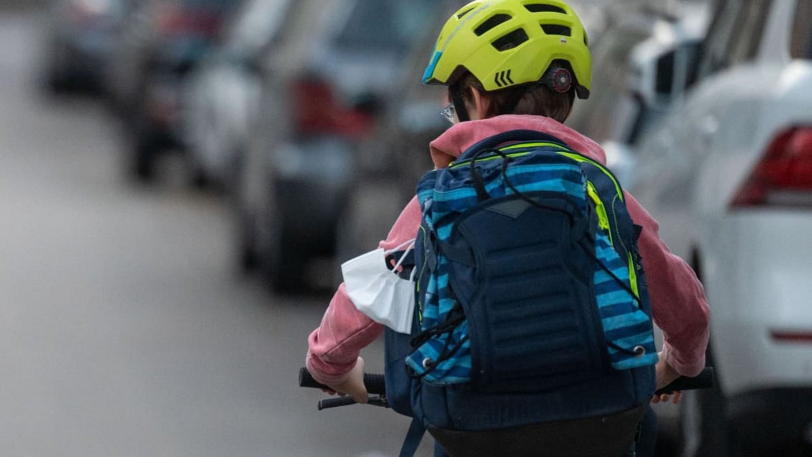 Ein Schulkind fährt mit seinem Fahrrad eine Straße entlang.Marijan Murat/dpa Ein Schulkind fährt mit seinem Fahrrad eine Straße entlang.Marijan Murat/dpa