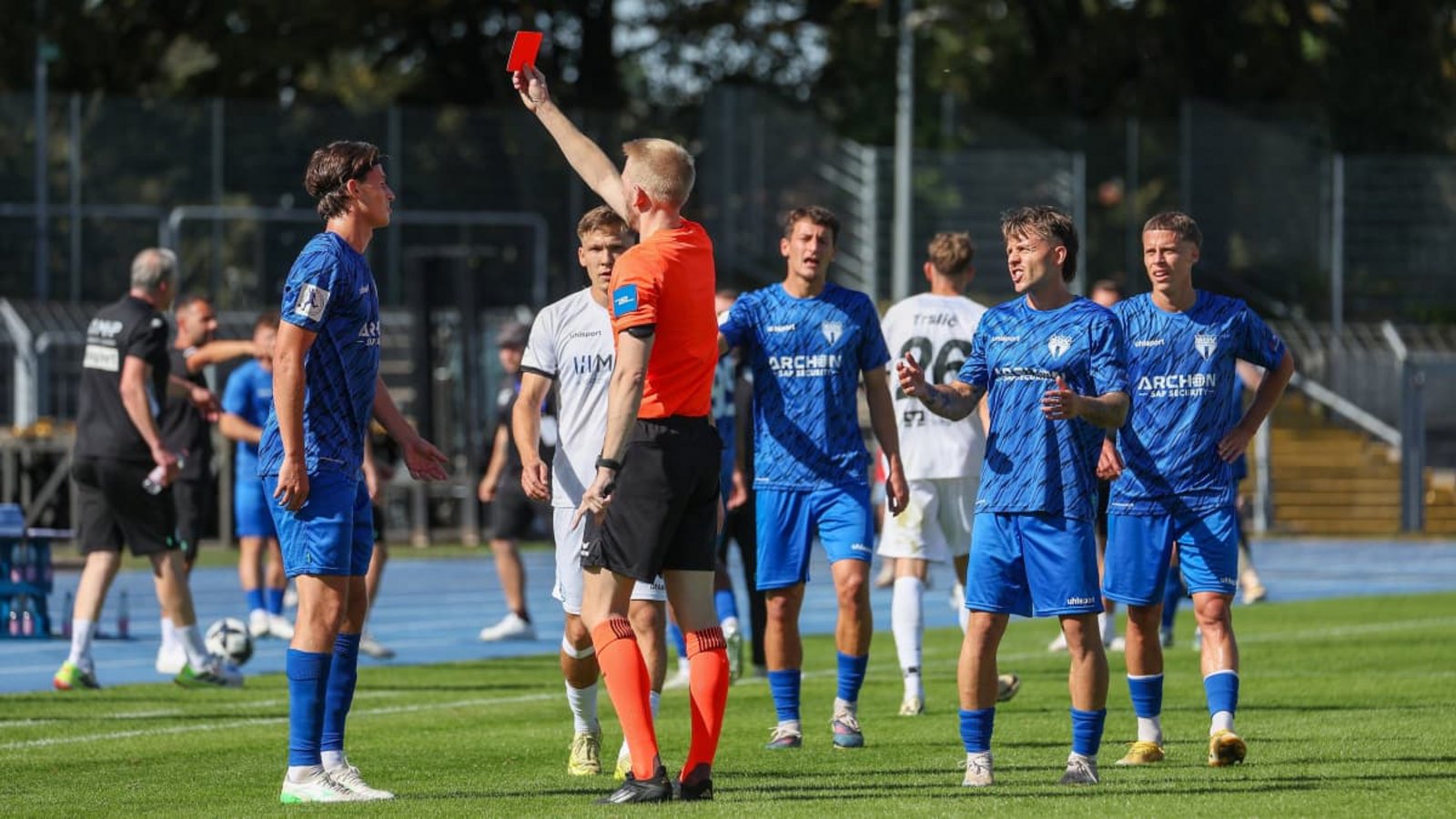 Nach der 22. Minute standen nur noch 20 Akteure auf dem Feld – beide Teams kassierten eine rote Karte.IMAGO/JULIA RAHN Nach der 22. Minute standen nur noch 20 Akteure auf dem Feld – beide Teams kassierten eine rote Karte.IMAGO/JULIA RAHN