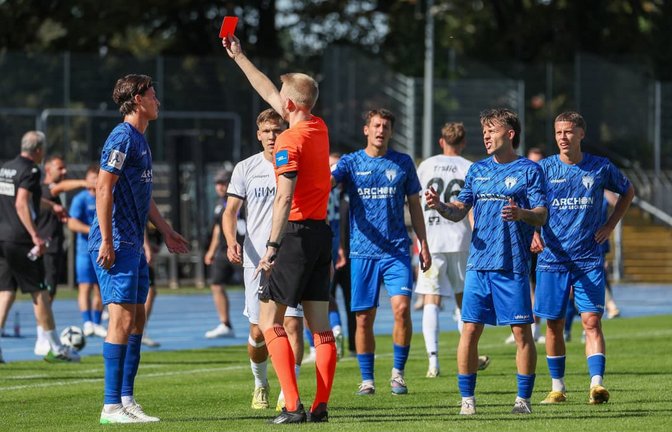 Nach der 22. Minute standen nur noch 20 Akteure auf dem Feld&nbsp;– beide Teams kassierten eine rote Karte.<span class='image-autor'>IMAGO/JULIA RAHN</span>