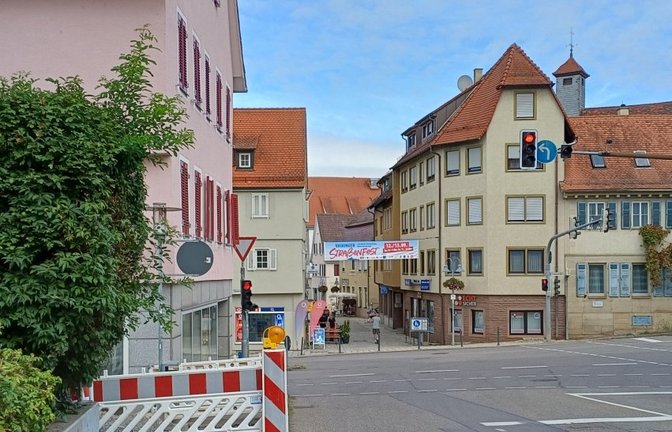 Dieses Hindernis auf dem Gehweg in der Stuttgarter Straße könne umlaufen werden.