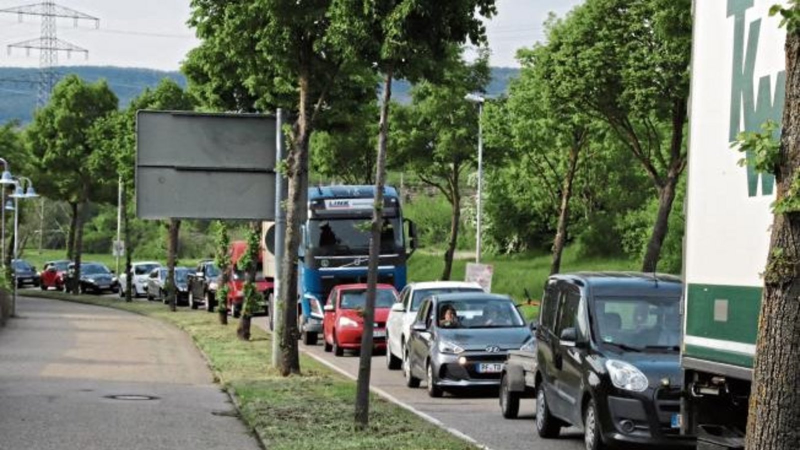 Der Verkehr macht in diesen Tagen in Vaihingen keinen Spaß. Auf der Neuen Bahnhofstraße herrscht durch die Baustellen bei Kleinglattbach fast schon Dauerstau. Wer sich auskennt und in die Innenstadt muss, fährt durch die Steinbeisstraße.  Foto: Arning