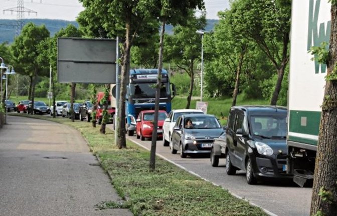 Der Verkehr macht in diesen Tagen in Vaihingen keinen Spaß. Auf der Neuen Bahnhofstraße herrscht durch die Baustellen bei Kleinglattbach fast schon Dauerstau. Wer sich auskennt und in die Innenstadt muss, fährt durch die Steinbeisstraße.  Foto: Arning