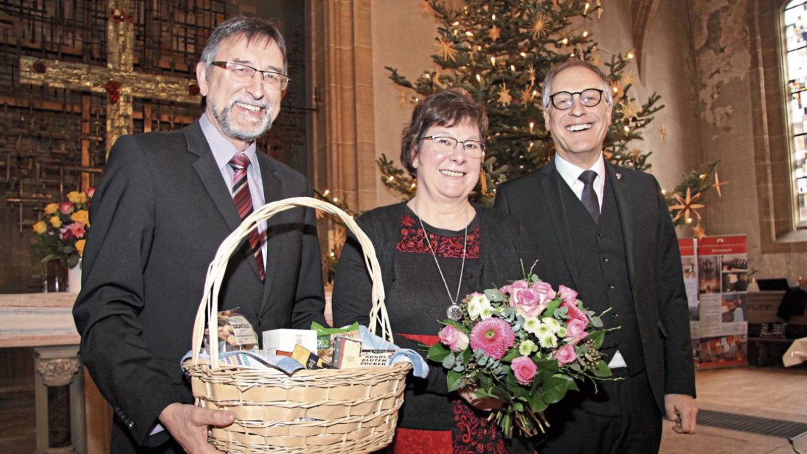 Andrea Magenau nahm die Glückwünsche von Rolf Regener (links) und Dekan Reiner Zeyher entgegen. Fotos: Banholzer Andrea Magenau nahm die Glückwünsche von Rolf Regener (links) und Dekan Reiner Zeyher entgegen. Fotos: Banholzer