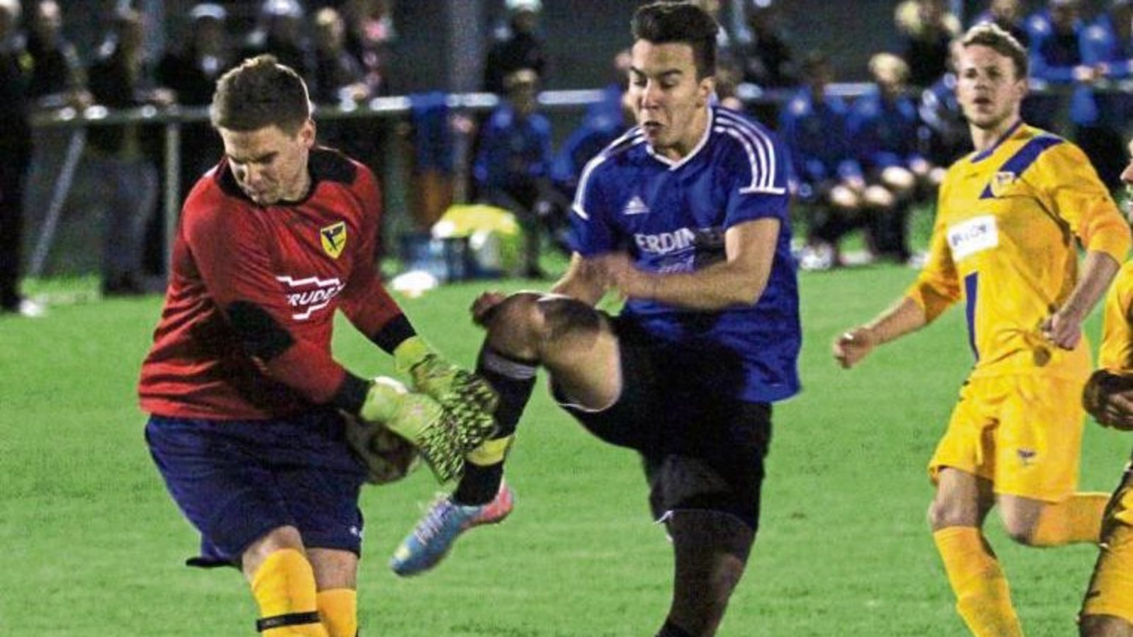 Diese Attacke gegen den Lomersheimer Torwart wird Joni Rodrigues Marques (Mitte) abgepfiffen. Dennoch gewann er mit dem TSV Unterriexingen gegen Lomersheim mit 4:0. Foto: Nachreiner