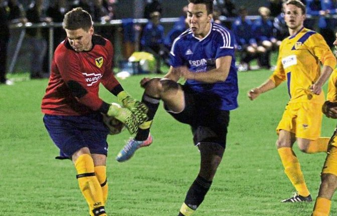 Diese Attacke gegen den Lomersheimer Torwart wird Joni Rodrigues Marques (Mitte) abgepfiffen. Dennoch gewann er mit dem TSV Unterriexingen gegen Lomersheim mit 4:0. Foto: Nachreiner