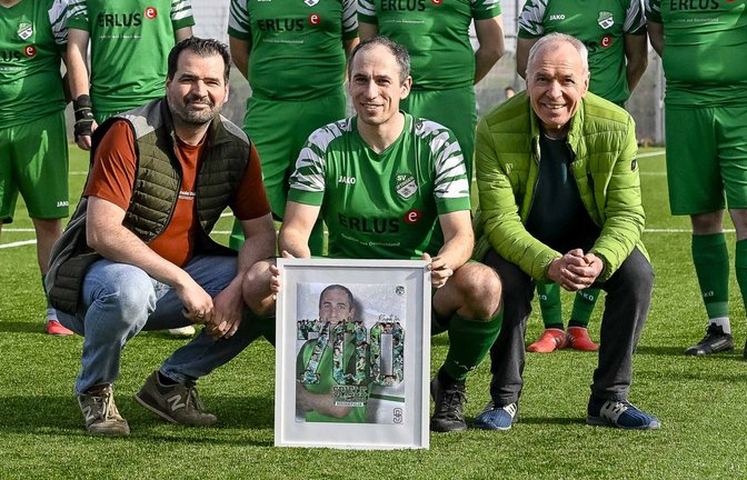 Benjamin Rapp (Mitte) wurde vor dem Heimspiel gegen den TSV Enzweihingen II für 700 Pflichtspiele für den SV Iptingen geehrt. <span class='image-autor'>Fotos: Leitner</span>