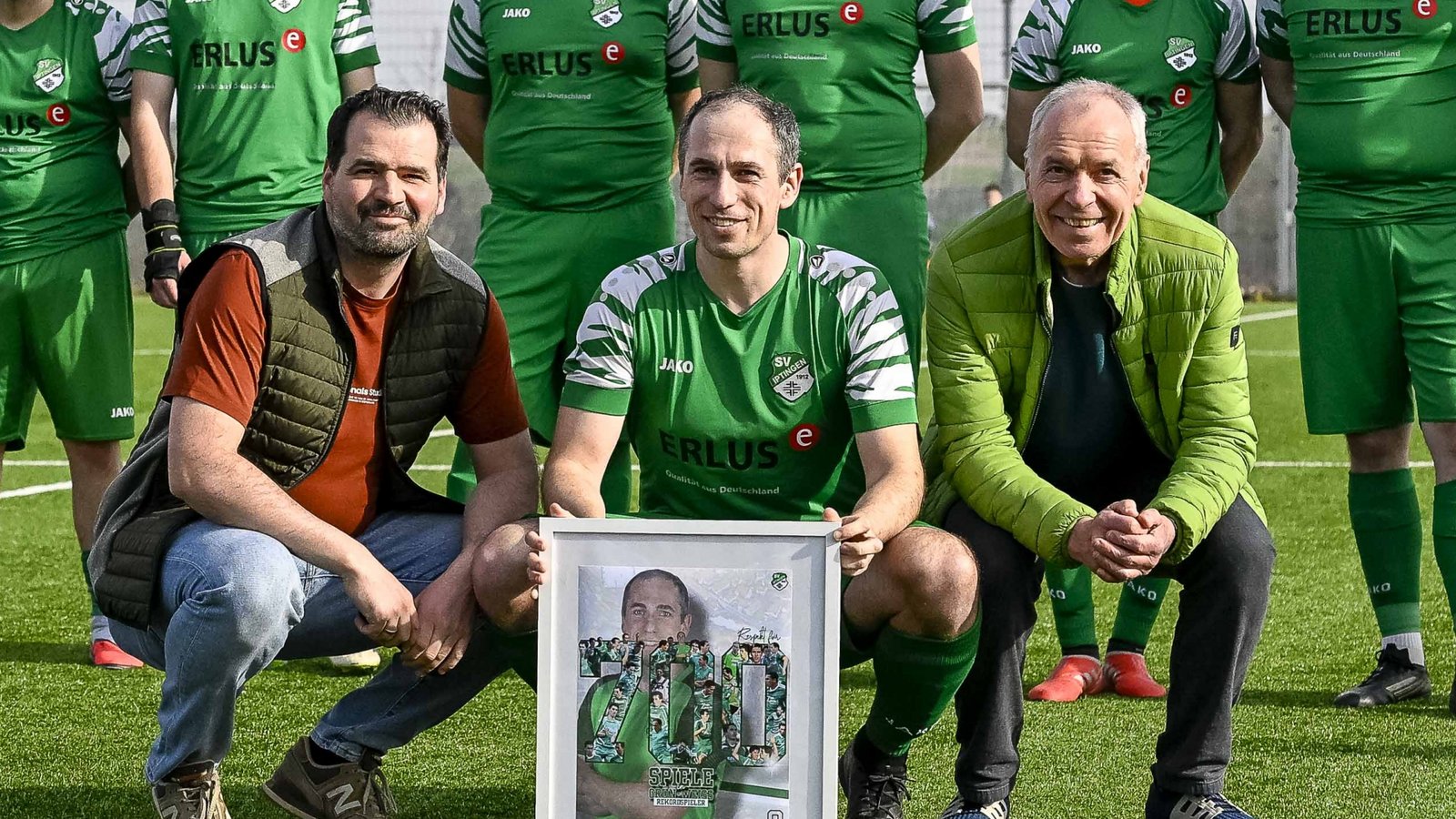 Benjamin Rapp (Mitte) wurde vor dem Heimspiel gegen den TSV Enzweihingen II für 700 Pflichtspiele für den SV Iptingen geehrt. Fotos: Leitner