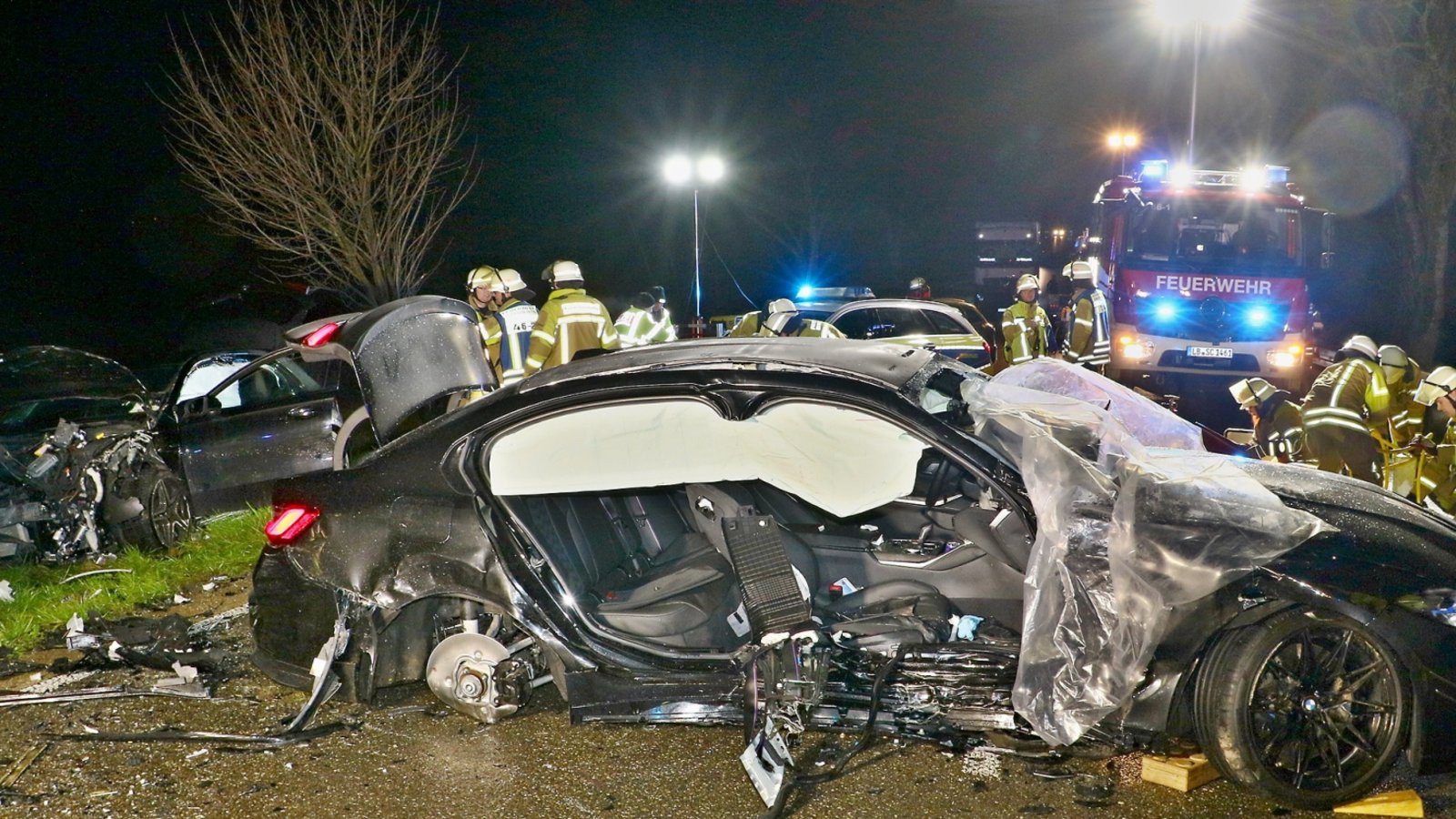 Zwei Personen werden bei der heftigen Kollision am Samstagabend schwer verletzt. Vier weitere Insassen erleiden leichtere Verletzungen. Foto: KS-Images.de/Andreas Rometsch Zwei Personen werden bei der heftigen Kollision am Samstagabend schwer verletzt. Vier weitere Insassen erleiden leichtere Verletzungen. Foto: KS-Images.de/Andreas Rometsch