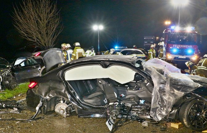 Zwei Personen werden bei der heftigen Kollision am Samstagabend schwer verletzt. Vier weitere Insassen erleiden leichtere Verletzungen.  <span class='image-autor'>Foto: KS-Images.de/Andreas Rometsch</span>