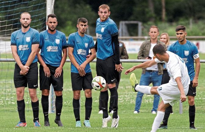 Die Blicke der Vaihinger verheißen nichts Gutes – obwohl der VfB in der ersten Halbzeit drückend überlegen war, schießt Jonas Schneider Germania II per Freistoß in Führung. Foto: Küppers