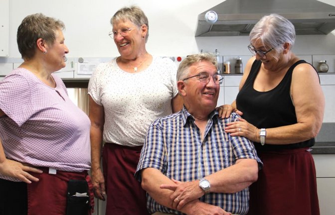 Das Wirtshaus fängt in der Küche an: Ulrike Lauber, Beate Ritzi, Ulli Ritzi und Ehrentraud Ritter (von links) arbeiten in der „Linde“ mit.<span class='image-autor'>Uli Fricker</span>