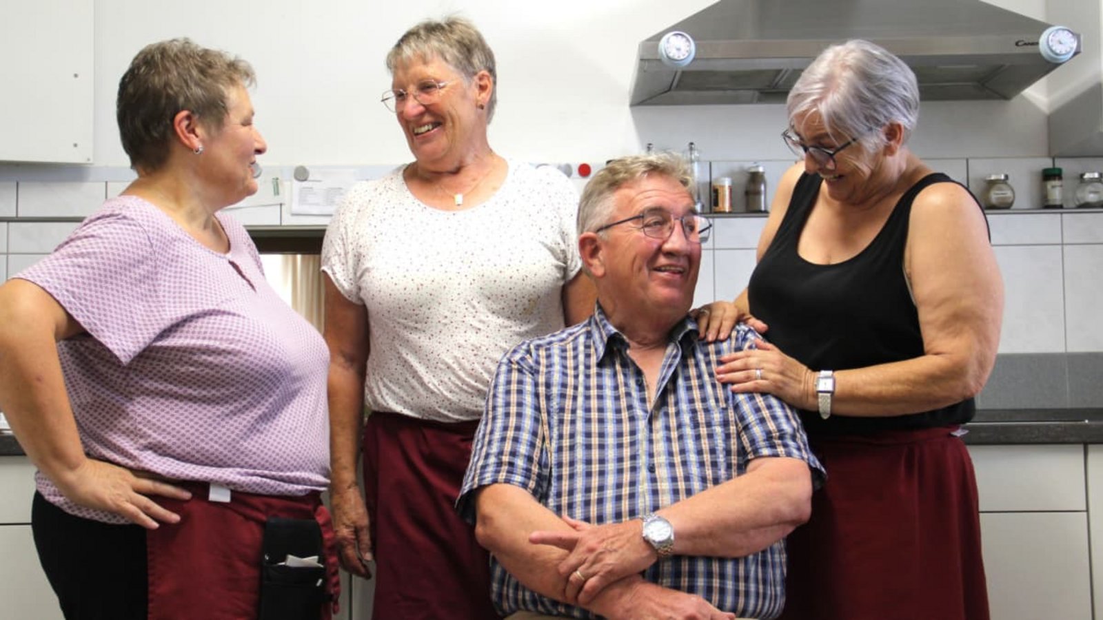 Das Wirtshaus fängt in der Küche an: Ulrike Lauber, Beate Ritzi, Ulli Ritzi und Ehrentraud Ritter (von links) arbeiten in der „Linde“ mit.Uli Fricker Das Wirtshaus fängt in der Küche an: Ulrike Lauber, Beate Ritzi, Ulli Ritzi und Ehrentraud Ritter (von links) arbeiten in der „Linde“ mit.Uli Fricker