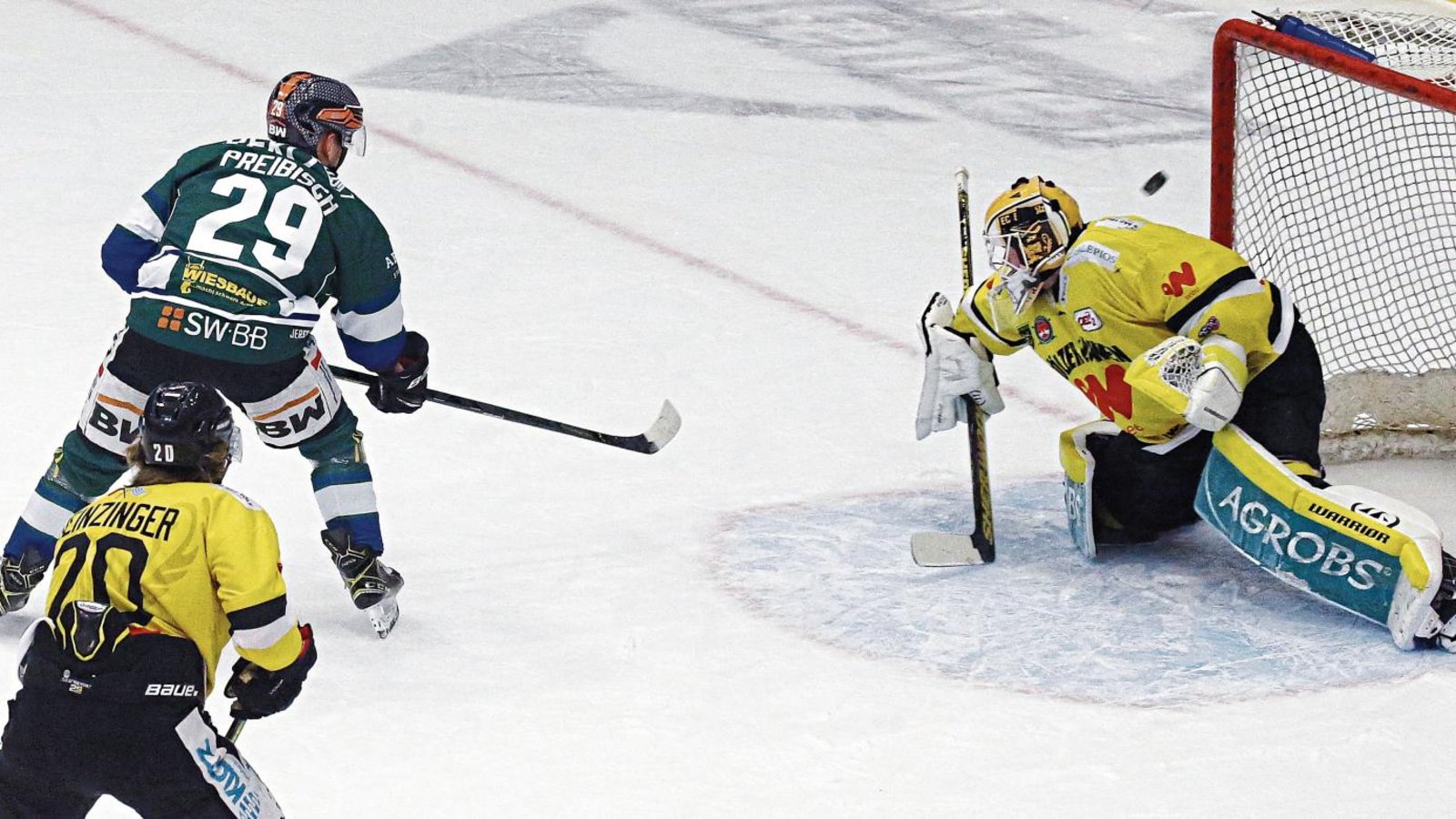 Mit einem Rückhandschlenzer überwindet Alexander Preibisch Maximilian Franzreb (rechts), den Goalie der Tölzer Löwen, zur zwischenzeitlichen 3:1-Führung der Steelers. Foto: Baumann Mit einem Rückhandschlenzer überwindet Alexander Preibisch Maximilian Franzreb (rechts), den Goalie der Tölzer Löwen, zur zwischenzeitlichen 3:1-Führung der Steelers. Foto: Baumann