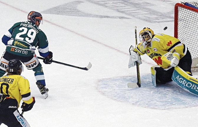 Mit einem Rückhandschlenzer überwindet Alexander Preibisch Maximilian Franzreb (rechts), den Goalie der Tölzer Löwen, zur zwischenzeitlichen 3:1-Führung der Steelers. Foto: Baumann