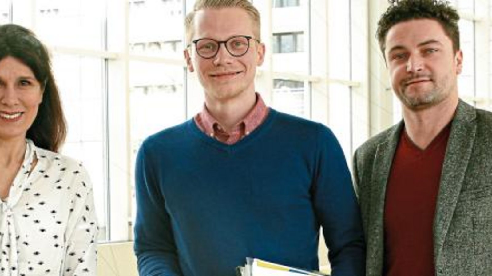 Der Sozialwissenschaftler Paul Renner (Mitte) aus Mühlacker ist neuer Jugendhilfeplaner im Landratsamt Enzkreis. Sozialdezernentin Katja Kreeb und der stellvertretende Jugendamtsleiter Christopher-Tom Reimann stellten den neuen Mitarbeiter vor. Foto: Kollros Der Sozialwissenschaftler Paul Renner (Mitte) aus Mühlacker ist neuer Jugendhilfeplaner im Landratsamt Enzkreis. Sozialdezernentin Katja Kreeb und der stellvertretende Jugendamtsleiter Christopher-Tom Reimann stellten den neuen Mitarbeiter vor. Foto: Kollros