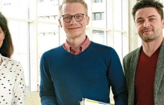 Der Sozialwissenschaftler Paul Renner (Mitte) aus Mühlacker ist neuer Jugendhilfeplaner im Landratsamt Enzkreis. Sozialdezernentin Katja Kreeb und der stellvertretende Jugendamtsleiter Christopher-Tom Reimann stellten den neuen Mitarbeiter vor.  Foto: Kollros