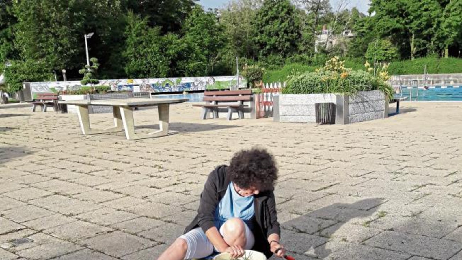 In der Ruhe liegt vermutlich die Kraft, die für die Bekämpfung der Kräuter und Gräser in den unzähligen Fugen des Vaihinger Freibads nötig ist. Foto: Rücker In der Ruhe liegt vermutlich die Kraft, die für die Bekämpfung der Kräuter und Gräser in den unzähligen Fugen des Vaihinger Freibads nötig ist. Foto: Rücker