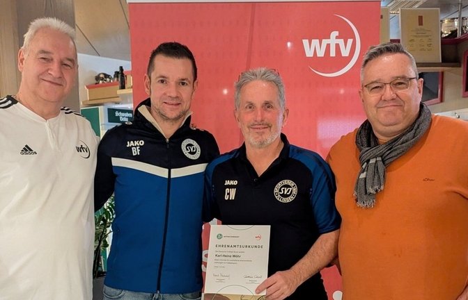 Seit 35 Jahren ist Karl-Heinz Wöhr (2. von rechts) aus dem Vereinsleben des SV Illingen nicht wegzudenken und hat sich daher den Beinamen „Feuer-Wöhr“ für seinen großen Einsatz verdient.