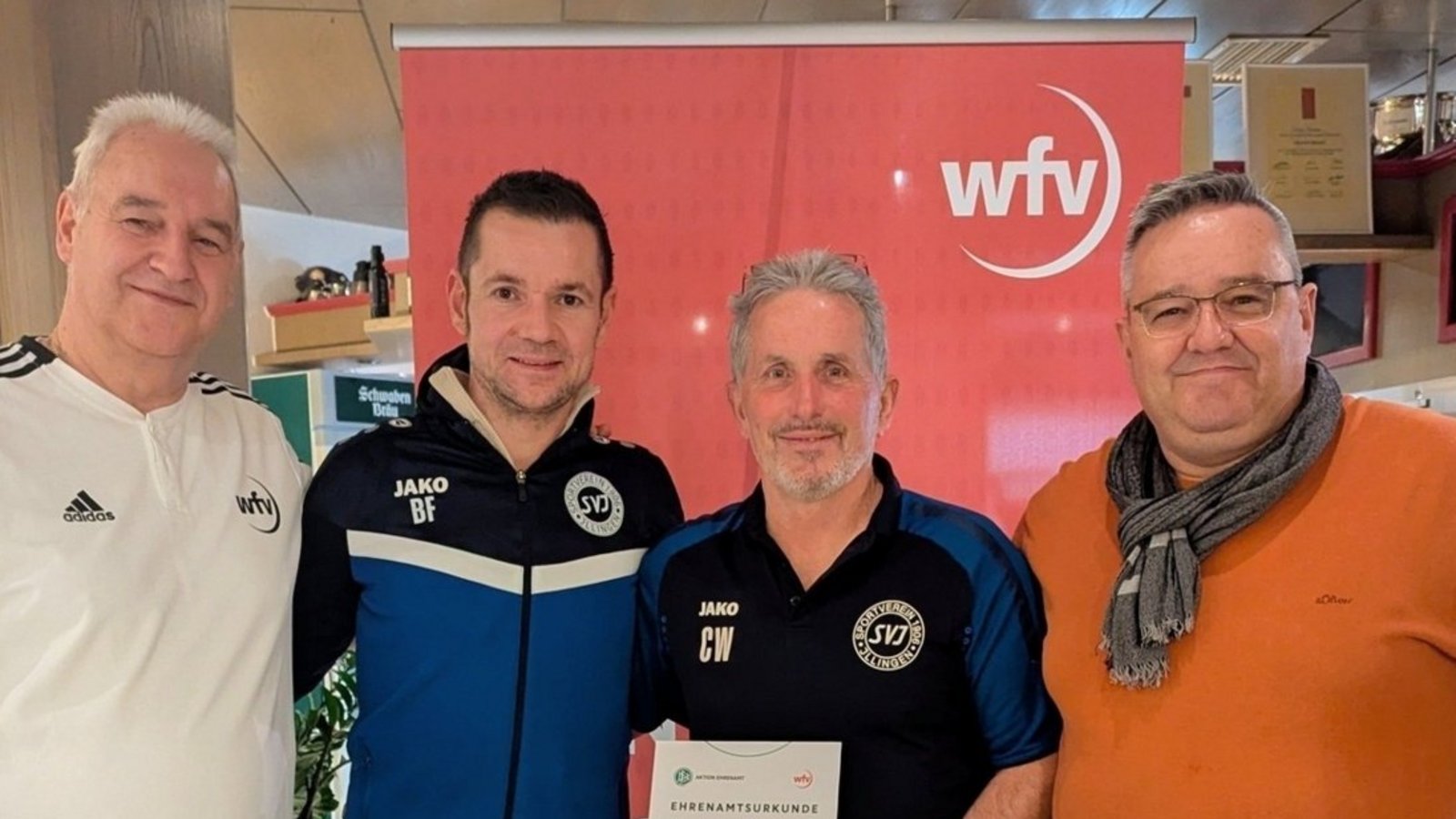 Seit 35 Jahren ist Karl-Heinz Wöhr (2. von rechts) aus dem Vereinsleben des SV Illingen nicht wegzudenken und hat sich daher den Beinamen „Feuer-Wöhr“ für seinen großen Einsatz verdient.