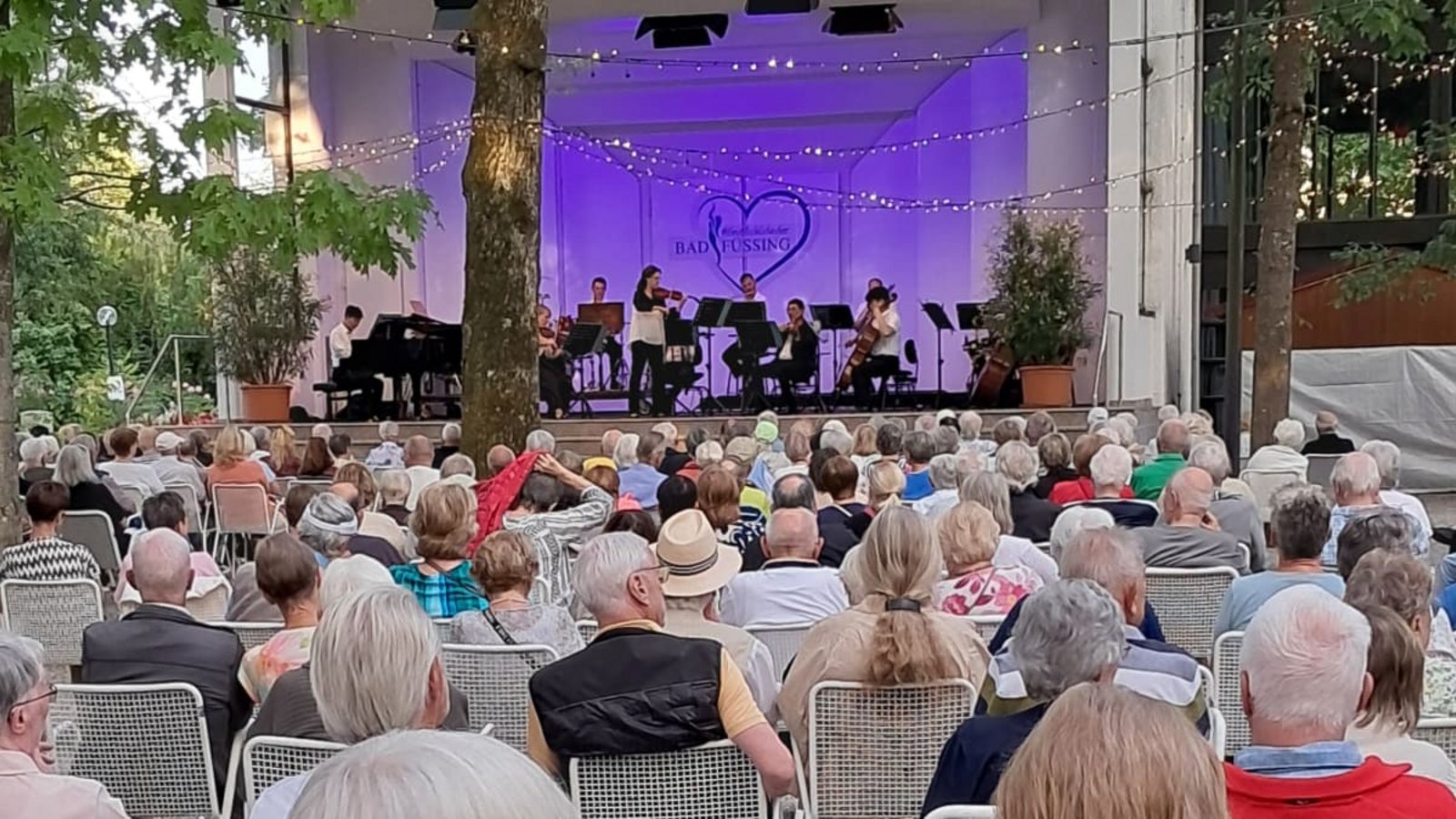 Wunschkonzert im Kurpark in Bad Füssing. Viele der älteren Einwohner zieht es her. Für sie wird jeden Tag ein Programm geboten.Patrick Guyton