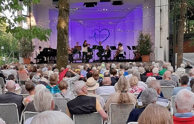 Wunschkonzert im Kurpark in Bad Füssing. Viele der älteren Einwohner zieht es her. Für sie wird jeden Tag ein Programm geboten.<span class='image-autor'>Patrick Guyton</span>