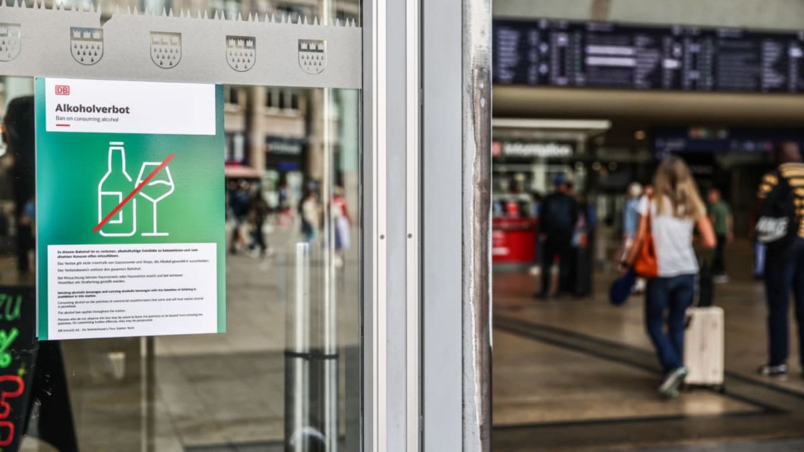 Am Kölner Hauptbahnhof gilt bereits jetzt ein Alkoholverbot. Es soll bis 15. Oktober auf alle Bahnhöfe in Deutschland ausgeweitet werden.Oliver Berg/dpa Am Kölner Hauptbahnhof gilt bereits jetzt ein Alkoholverbot. Es soll bis 15. Oktober auf alle Bahnhöfe in Deutschland ausgeweitet werden.Oliver Berg/dpa