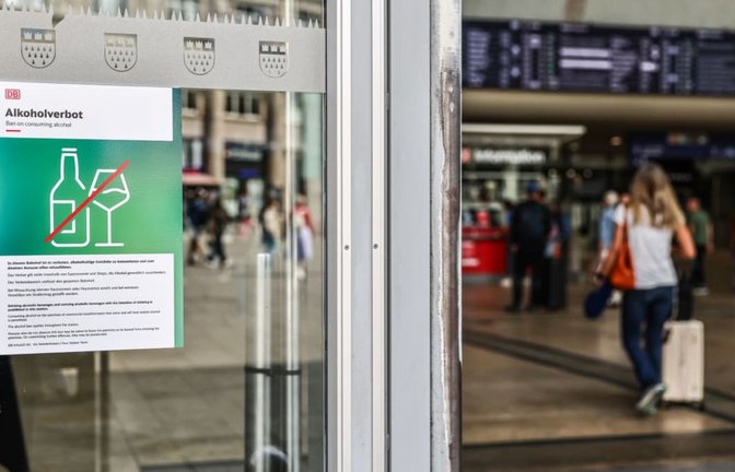 Am Kölner Hauptbahnhof gilt bereits jetzt ein Alkoholverbot. Es soll bis 15. Oktober auf alle Bahnhöfe in Deutschland ausgeweitet werden.<span class='image-autor'>Oliver Berg/dpa</span>