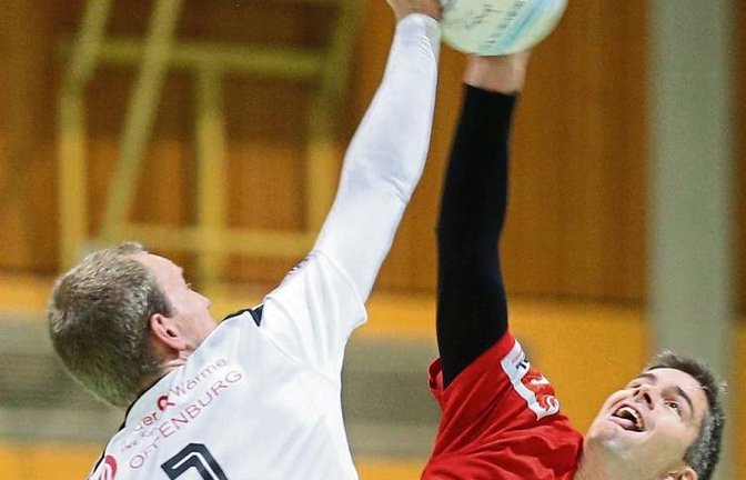Ein ums andere Mal spannend: Kolja Meyer (rechts) und sein Teamkollege Marc Krüger haben sich mit Offenburgs Nummer eins Sven Muckle viele Duelle am Block geliefert. Foto: Küppers
