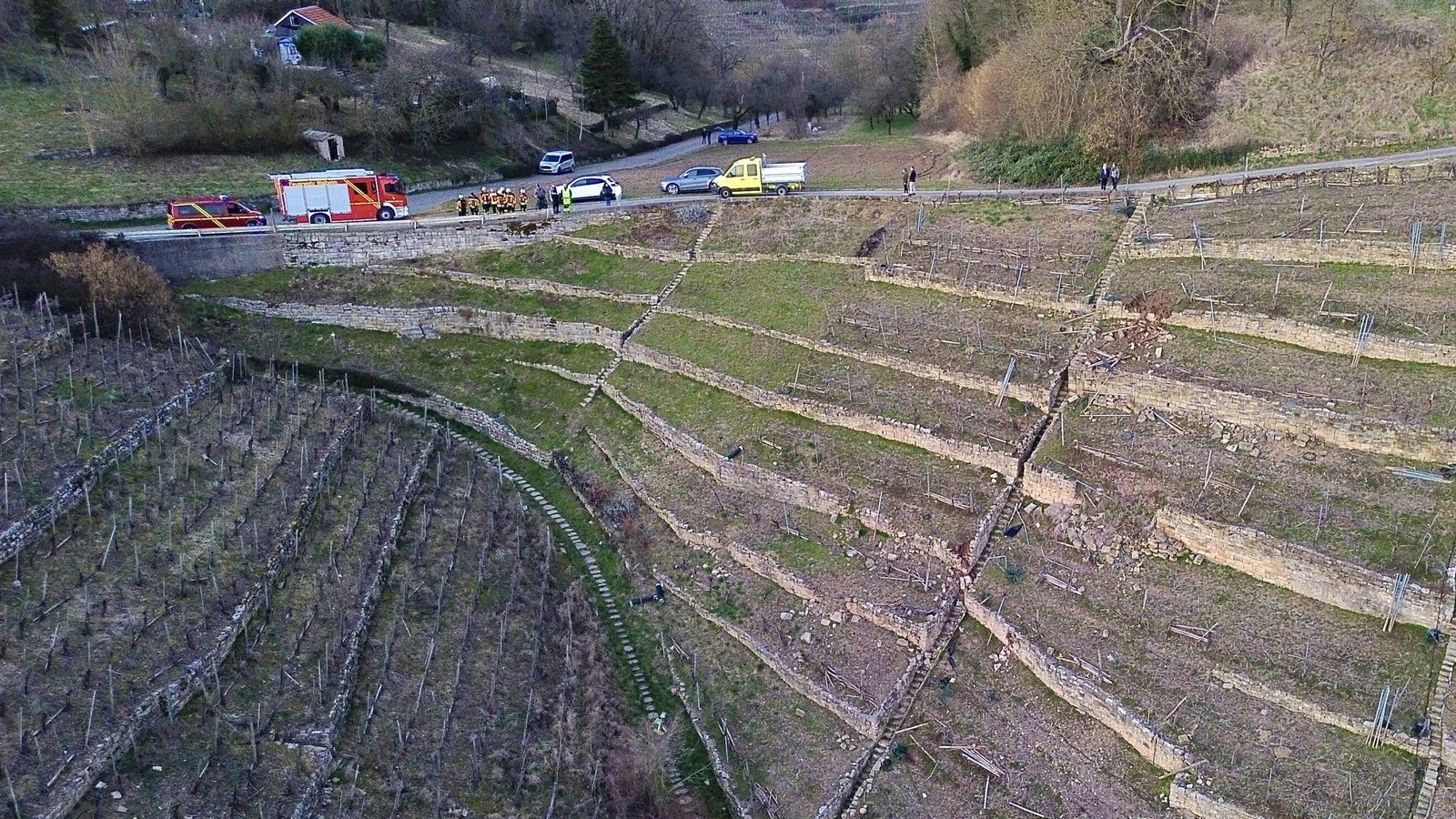Spektakulärer Unfall an der Himmelsleiter bei Walheim: Der junge Fahrer wird aber nur leicht verletzt. 	Foto: 7aktuell.de/Simon Adomat