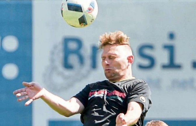 Kleinsachsenheims Sascha Wendler (vorne) setzt sich hier im Zweikampf gegen Marco Hirsch vom TSV Häfnerhaslach durch. Der Tabellenführer unterlag im Spitzenspiel mit 0:1.  Foto: Leitner