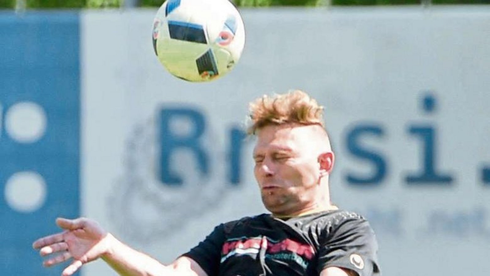Kleinsachsenheims Sascha Wendler (vorne) setzt sich hier im Zweikampf gegen Marco Hirsch vom TSV Häfnerhaslach durch. Der Tabellenführer unterlag im Spitzenspiel mit 0:1. Foto: Leitner Kleinsachsenheims Sascha Wendler (vorne) setzt sich hier im Zweikampf gegen Marco Hirsch vom TSV Häfnerhaslach durch. Der Tabellenführer unterlag im Spitzenspiel mit 0:1. Foto: Leitner