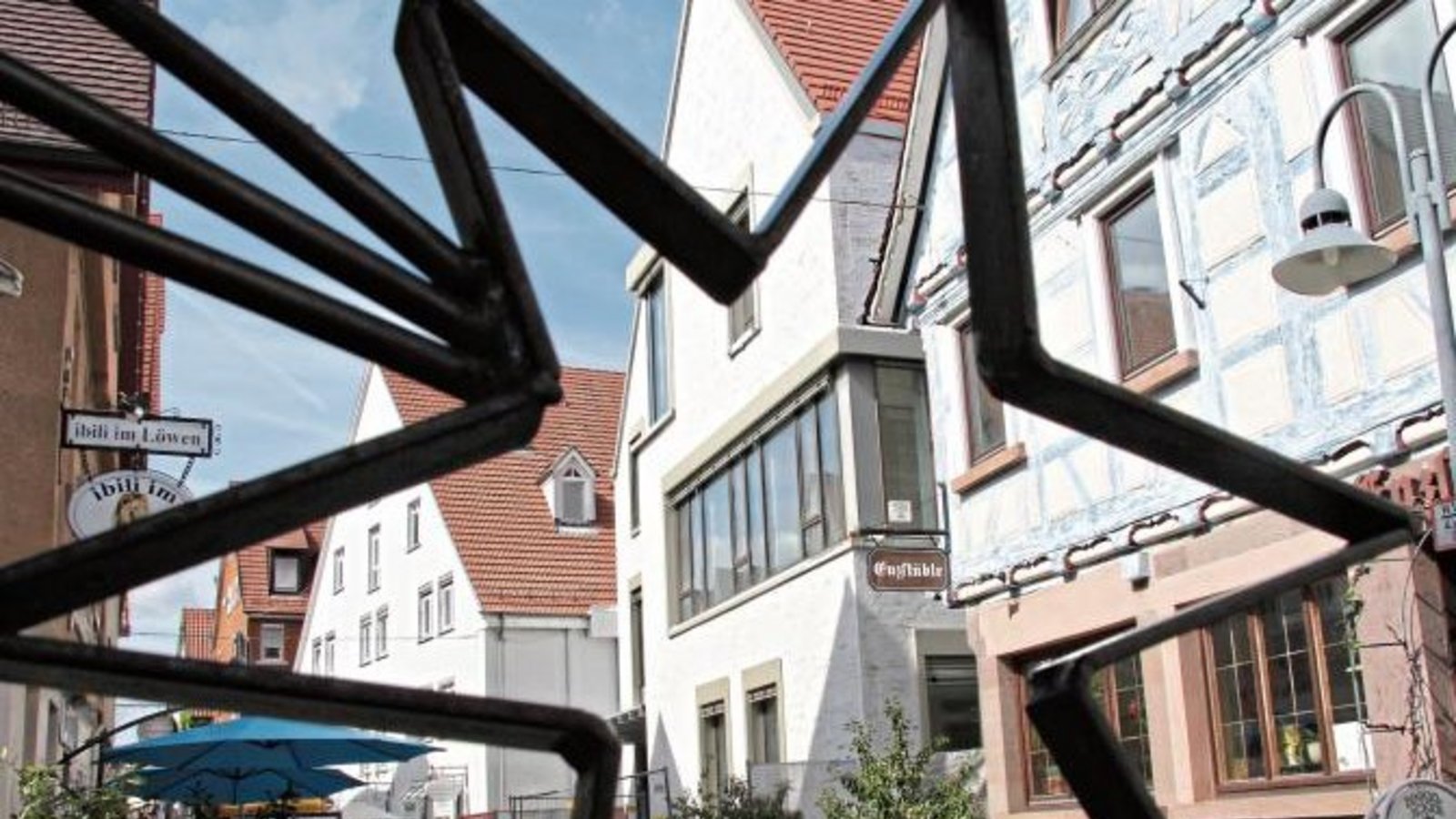Endlich enthüllt: Die Fassade des neuen Kreissparkassengebäudes in der Vaihinger Fußgängerzone. Foto: Banholzer Endlich enthüllt: Die Fassade des neuen Kreissparkassengebäudes in der Vaihinger Fußgängerzone. Foto: Banholzer