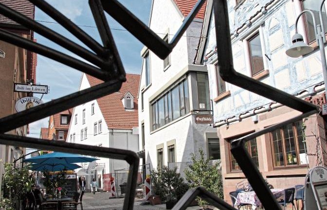 Endlich enthüllt: Die Fassade des neuen Kreissparkassengebäudes in der Vaihinger Fußgängerzone.  Foto: Banholzer
