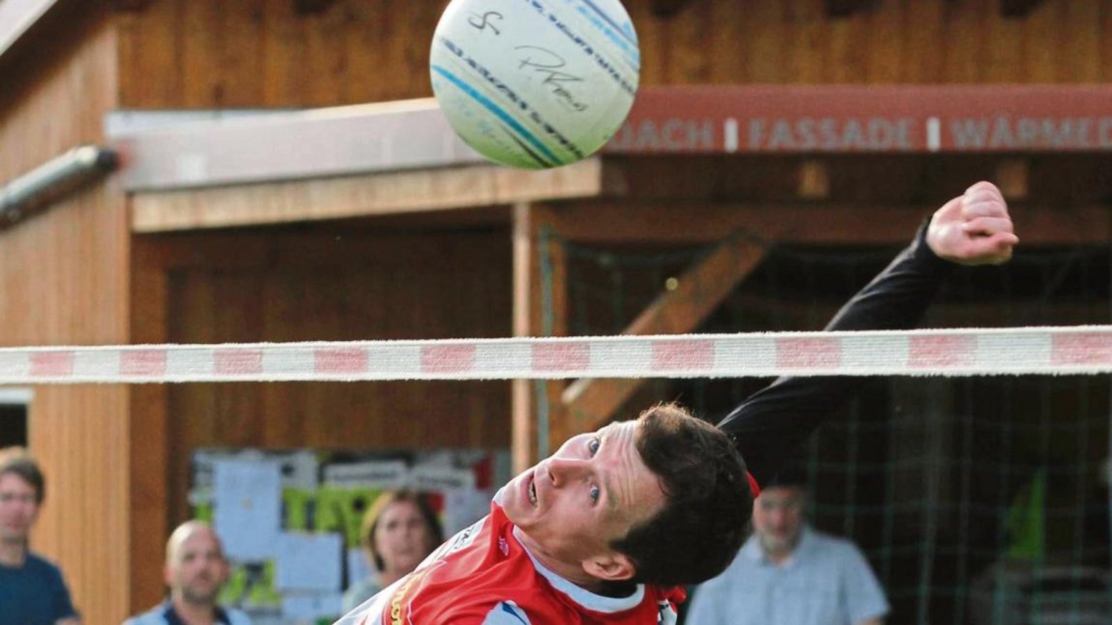 Selbst akrobatische Schläge von Marco Lochmahr halfen dem TV Vaihingen nicht zum Sieg gegen den TSV Pfungstadt. Foto: Nachreiner