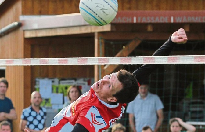 Selbst akrobatische Schläge von Marco Lochmahr halfen dem TV Vaihingen nicht zum Sieg gegen den TSV Pfungstadt. Foto: Nachreiner