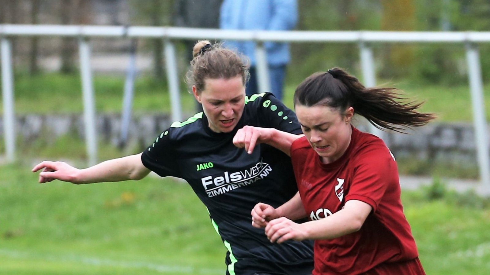 Kein Durchkommen gibt es für Lena Müller vom SV Horrheim (rechts) im Zweikampf mit Christine Dertinger von der SGM Roßwag/Großglattbach. Foto: Küppers Kein Durchkommen gibt es für Lena Müller vom SV Horrheim (rechts) im Zweikampf mit Christine Dertinger von der SGM Roßwag/Großglattbach. Foto: Küppers