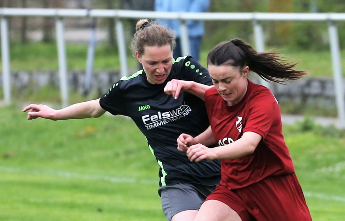 Kein Durchkommen gibt es für Lena Müller vom SV Horrheim (rechts) im Zweikampf mit Christine Dertinger von der SGM Roßwag/Großglattbach. <span class='image-autor'>Foto: Küppers</span>