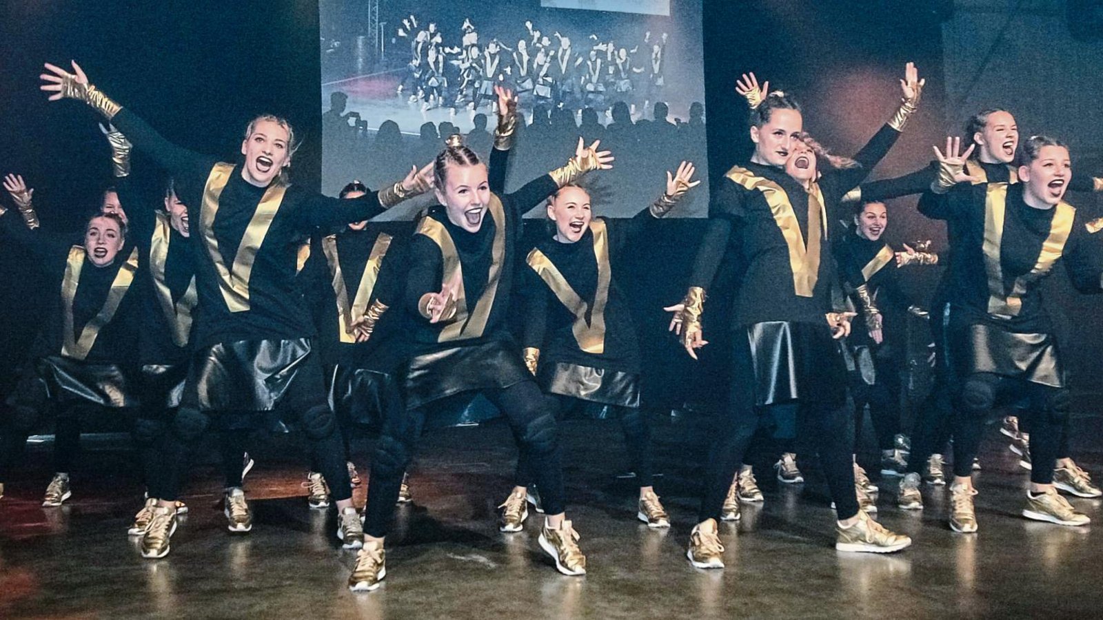 Die Vaihinger Tanzschule Rank hat mit drei Teams an den süddeutschen Meisterschaften teilgenommen. „Be One“ wurden unter den 19 Teilnehmern bei den Juniors 2 in der Endabrechnung Zweiter. Foto: Simecek Die Vaihinger Tanzschule Rank hat mit drei Teams an den süddeutschen Meisterschaften teilgenommen. „Be One“ wurden unter den 19 Teilnehmern bei den Juniors 2 in der Endabrechnung Zweiter. Foto: Simecek