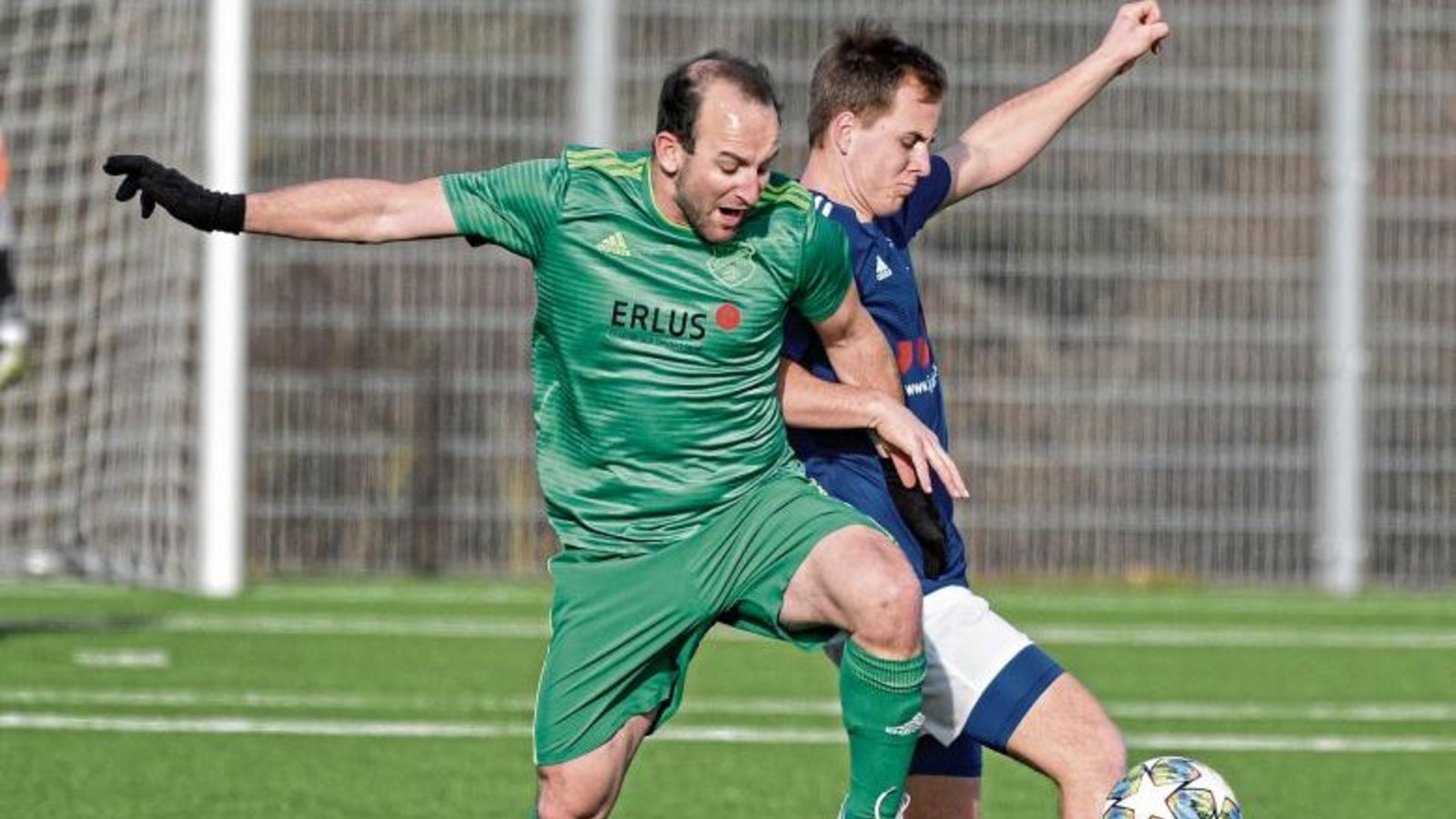 Iptingens Marc Nowotny (links) setzt Joshua Höllige so unter Druck, so dass der Bönnigheimer den Ball nicht mehr kontrolliert spielen kann. Foto: Leitner