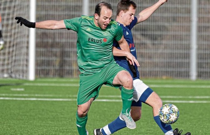 Iptingens Marc Nowotny (links) setzt Joshua Höllige so unter Druck, so dass der Bönnigheimer den Ball nicht mehr kontrolliert spielen kann. Foto: Leitner