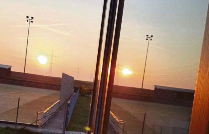 Gabriele Hofmann hat neulich einen Sonnenaufgang festgehalten– gespiegelt an einem Fenster des Vaihinger Stromberg-Gymnasiums.