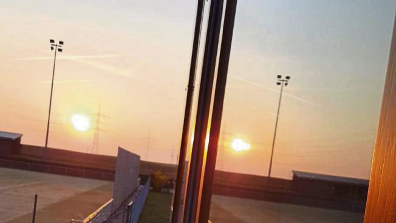 Gabriele Hofmann hat neulich einen Sonnenaufgang festgehalten– gespiegelt an einem Fenster des Vaihinger Stromberg-Gymnasiums. Gabriele Hofmann hat neulich einen Sonnenaufgang festgehalten– gespiegelt an einem Fenster des Vaihinger Stromberg-Gymnasiums.
